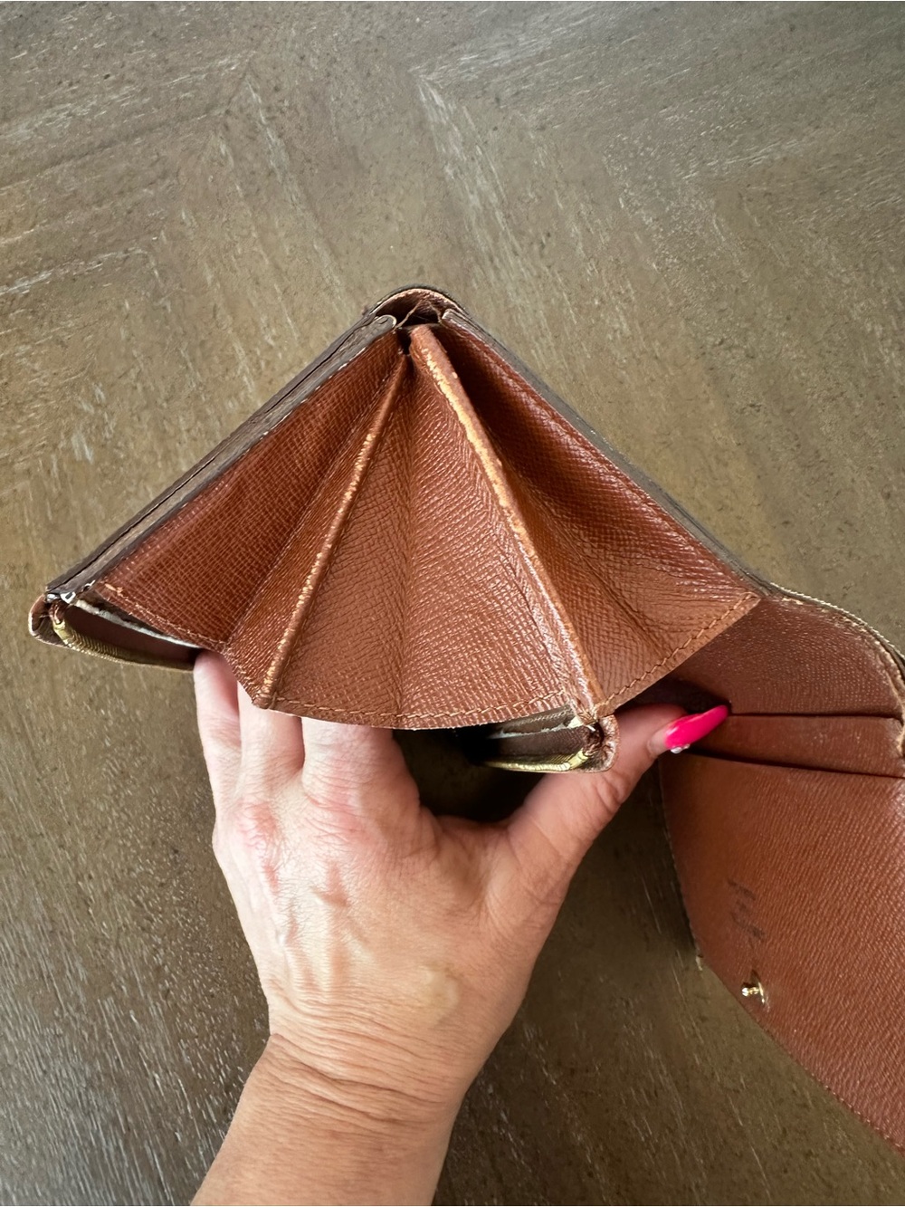 Louis Vuitton Vintage Porte-Monnaie Tresor Wallet
**Price is firm*** - Picture 13 of 16